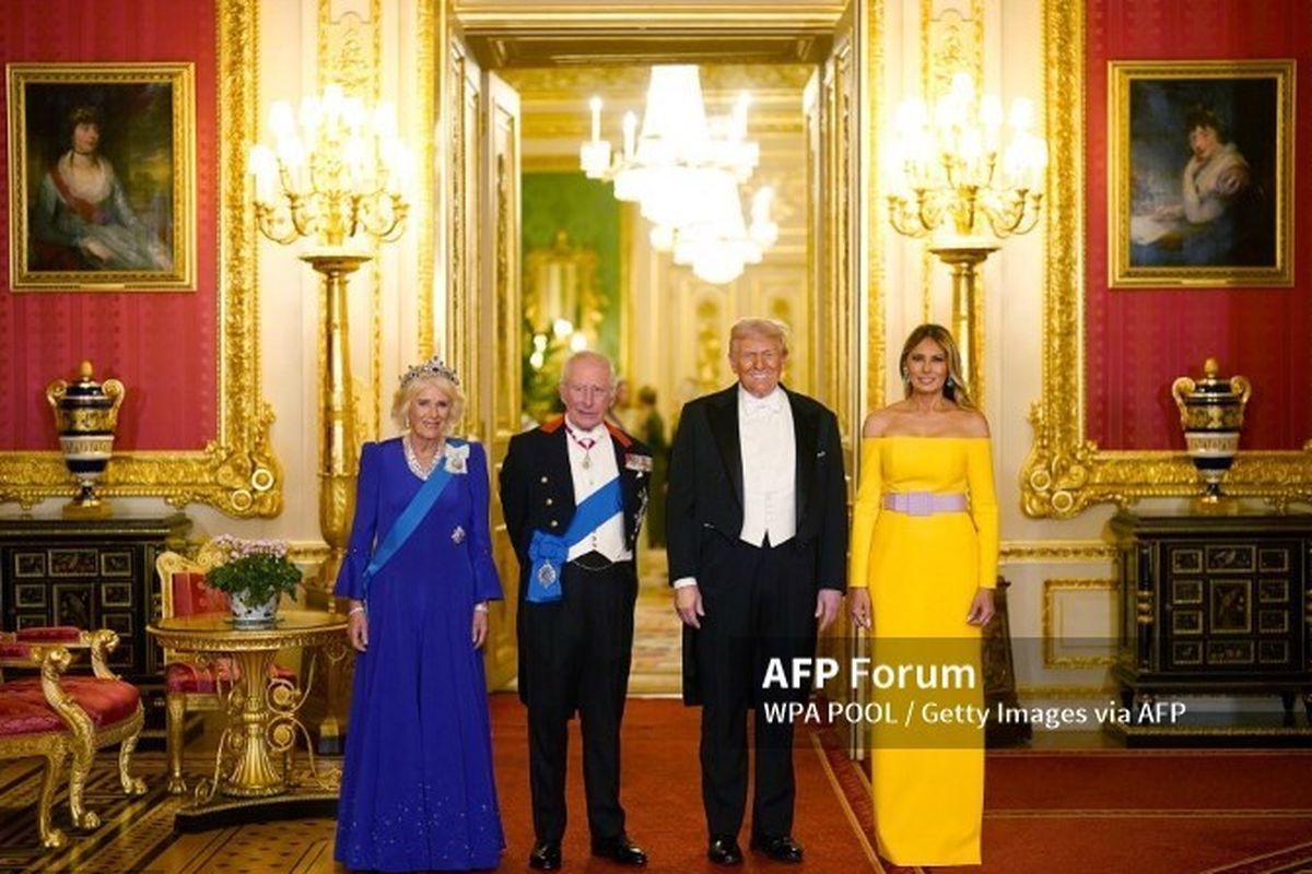 Topi Ungu dan Gaun Kuning yang Memukau