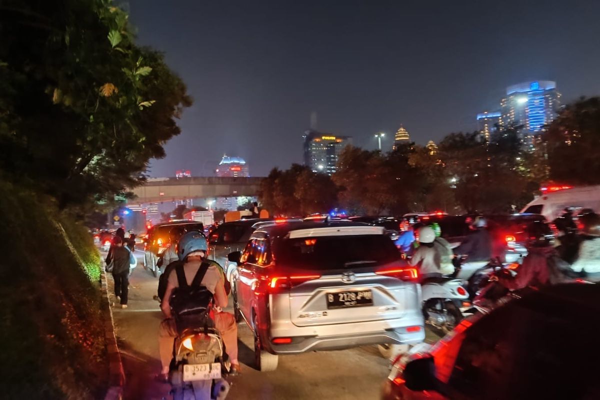 Kemacetan Mengerikan di Gatot Subroto Akibat Penutupan Gerbang Tol Semanggi I