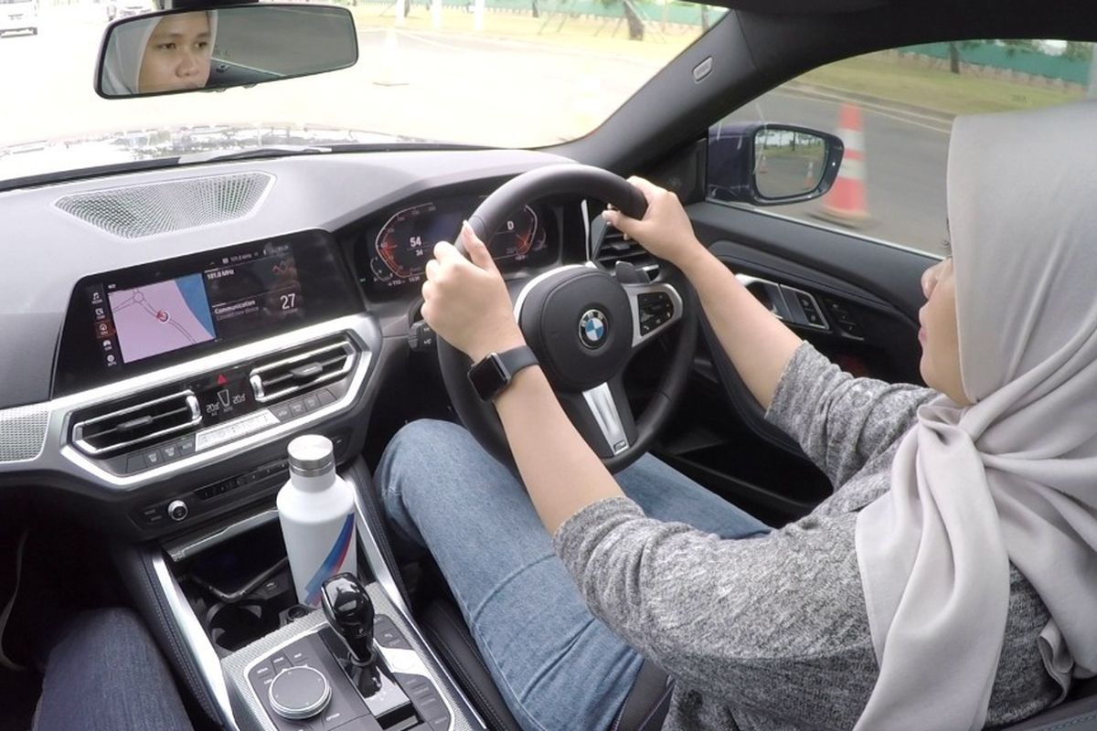 5 Tips Aman Bawa Mobil Matic di Jalan Menanjak untuk Pemula