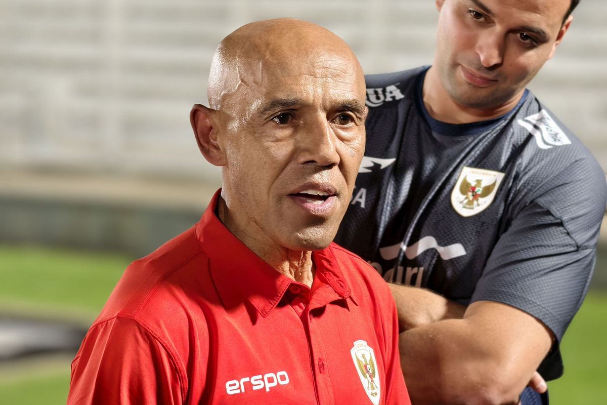 Simon Tahamata Ungkap Alasan Haru Pelukan Erat dengan Frank de Boer, Bukan Sekadar Kode Pelatih Timnas Indonesia