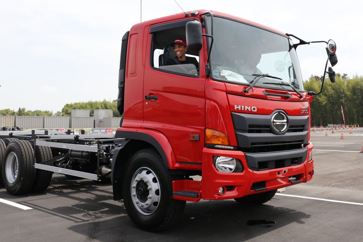 Mengapa Kaca Spion Kiri Truk Lebih Banyak Dibanding Kanan?