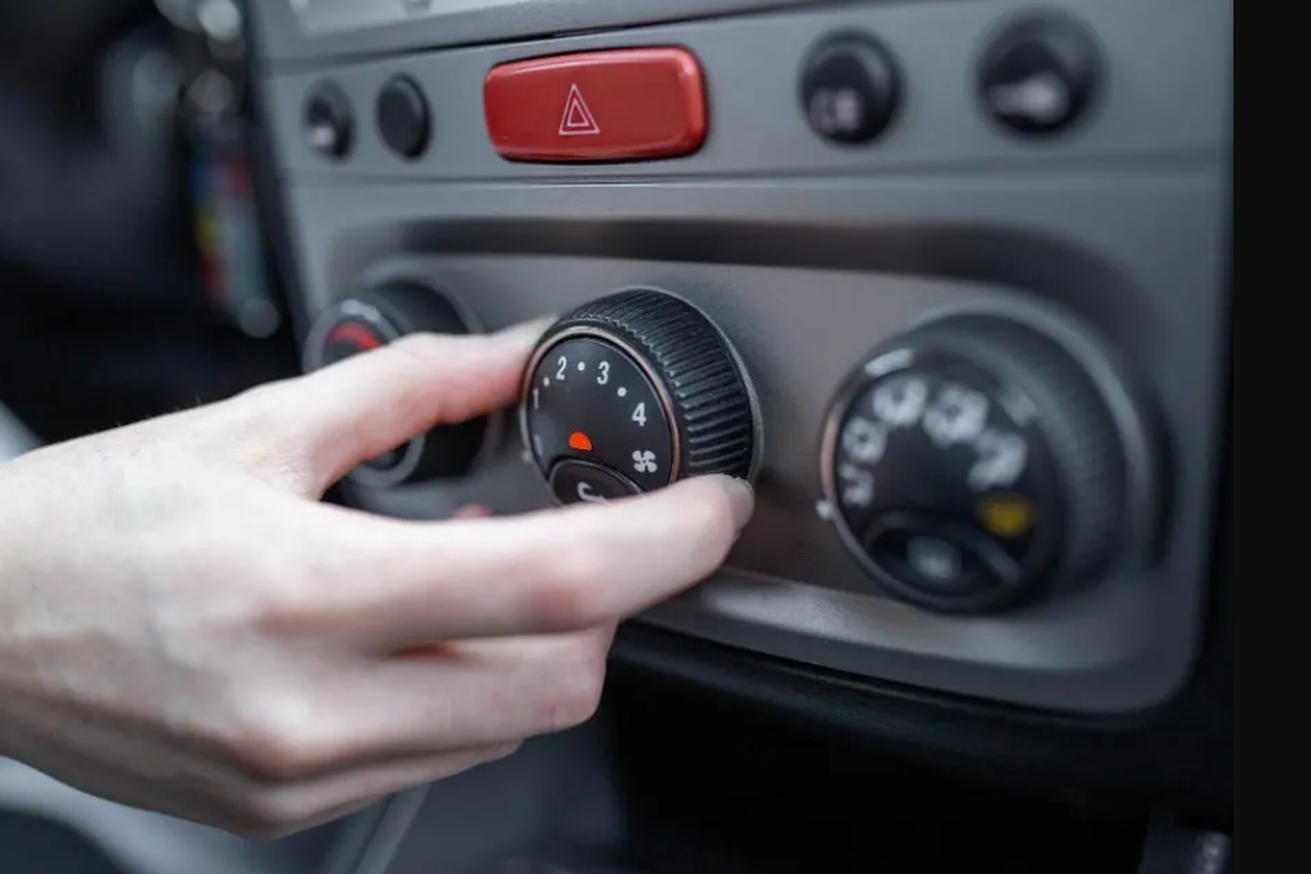 AC Mobil Kurang Dingin Saat Panas? Ini Penyebab & Solusinya!