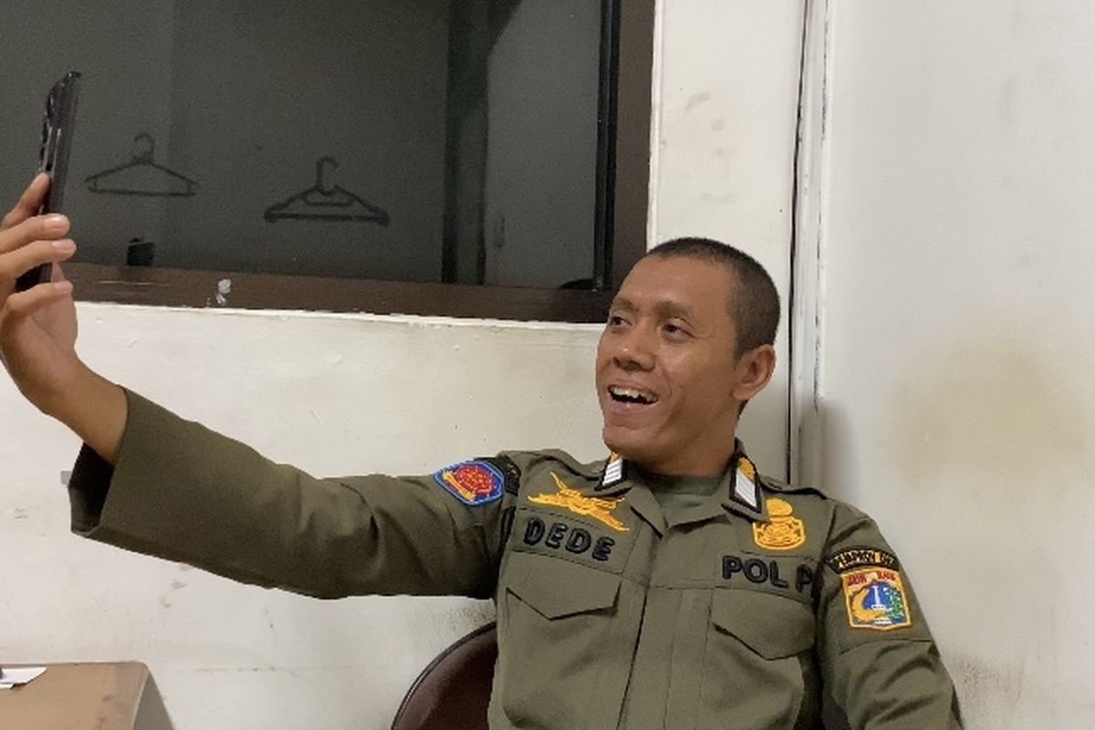 Mr Dede Satpol PP Jago Bahasa Inggris, Tapi Anaknya Justru Lebih Cinta Matematika