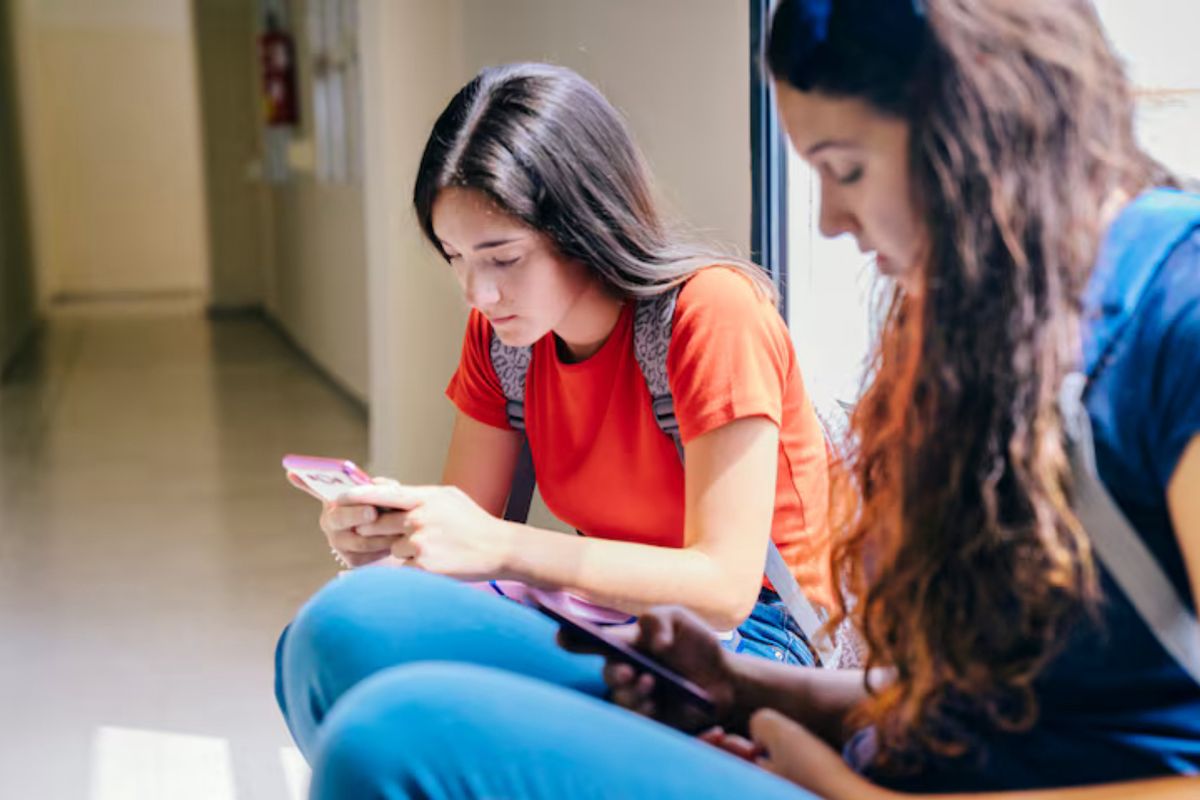 Stop Bullying Online! Terapkan “Pause Before Post” di Media Sosial Sekarang Juga