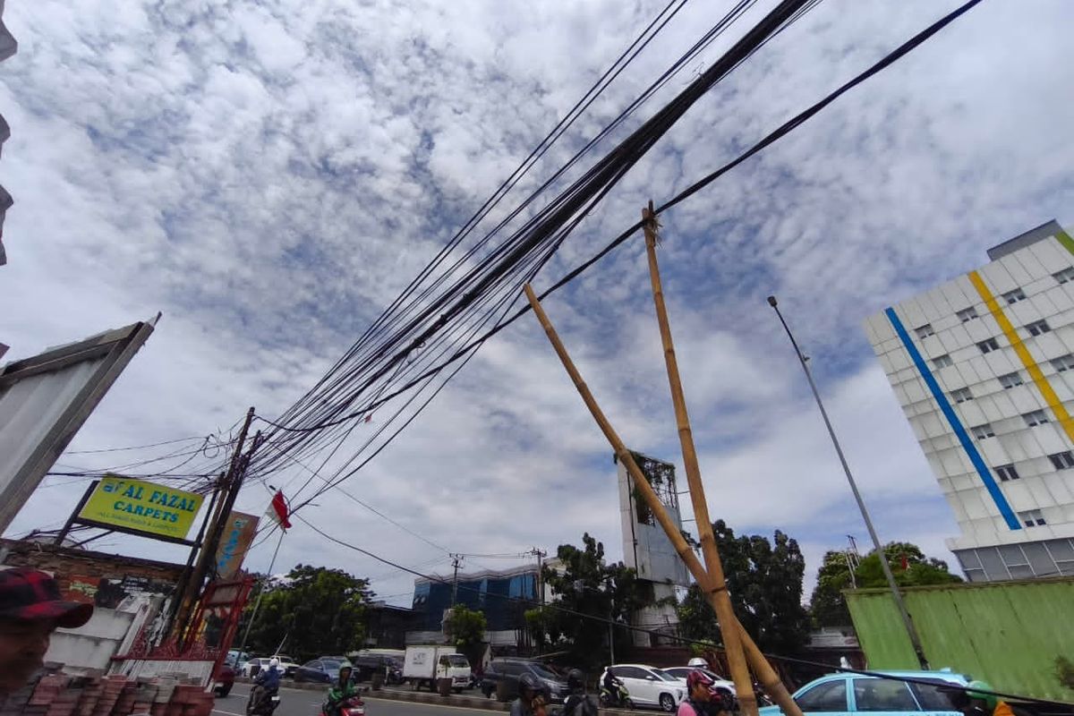 Kabel Tergantung Ganggu Arus Lalu Lintas di Jalan Raya Serpong