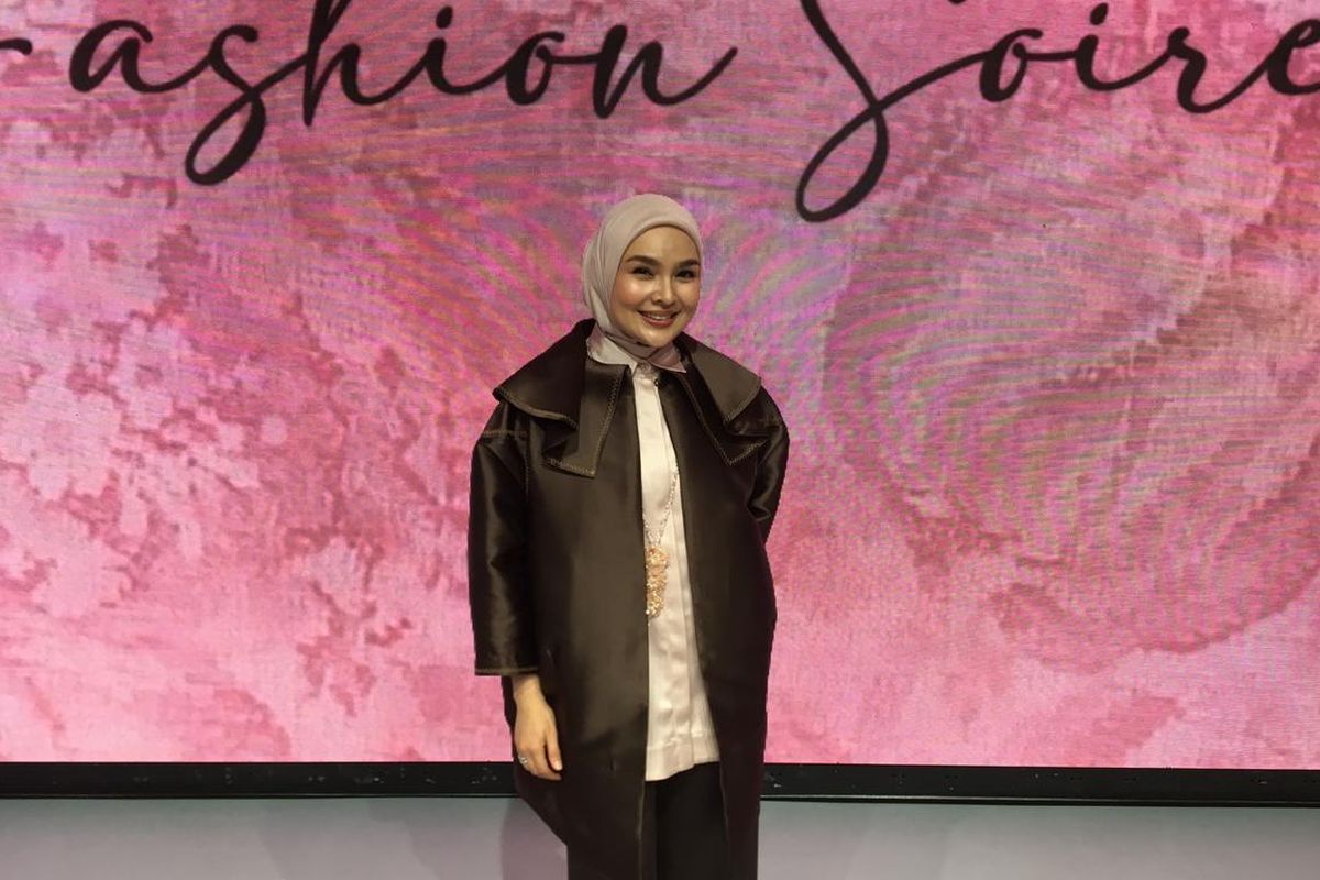 Paduan Kontras Elegan & Gaya Multi-Way yang Trendi