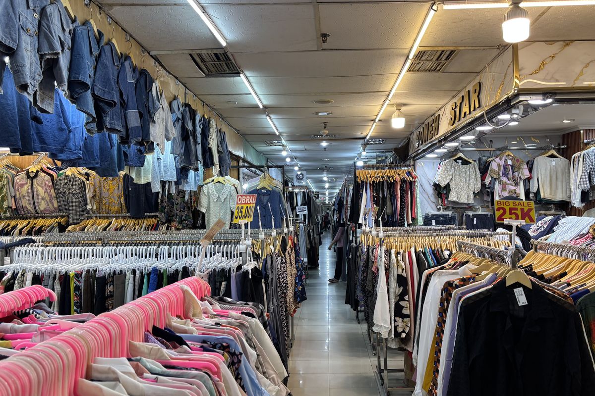 Aza & Malihah Berhemat dengan Thrifting Saat Impor Baju Bekas Dibatasi