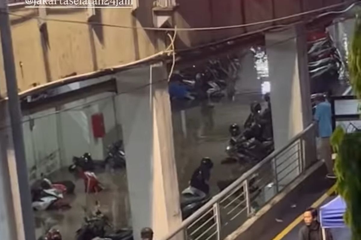 Motor Terendam Banjir di Parkiran Apartemen Kemang, Warga Khawatir Kerugian
