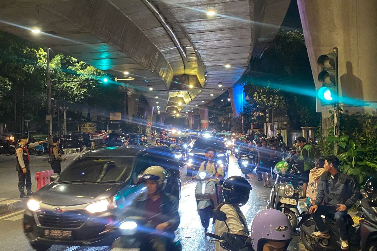 Kemang Raya Lumpuh Hingga Tengah Malam, Antasari Tersendat Macet Ekstrem