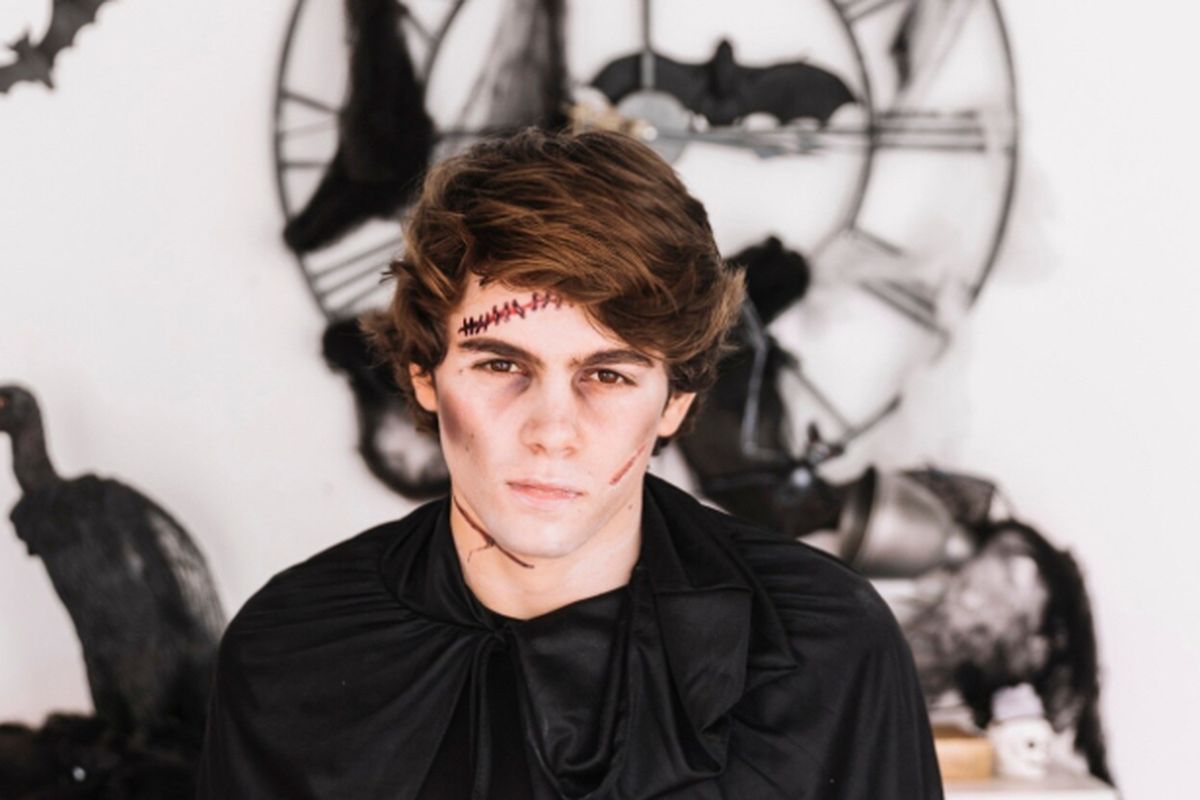 7 Ide Makeup Halloween Pria Simple yang Bikin Penampilanmu Spooky & Menarik