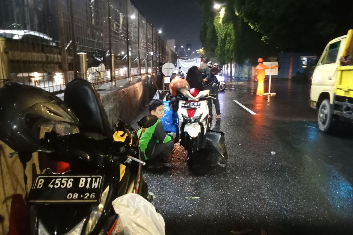Motor Mogok Massal Usai Nekat Terobos Banjir di Jalan Arjuna Selatan, Ini Penyebabnya!