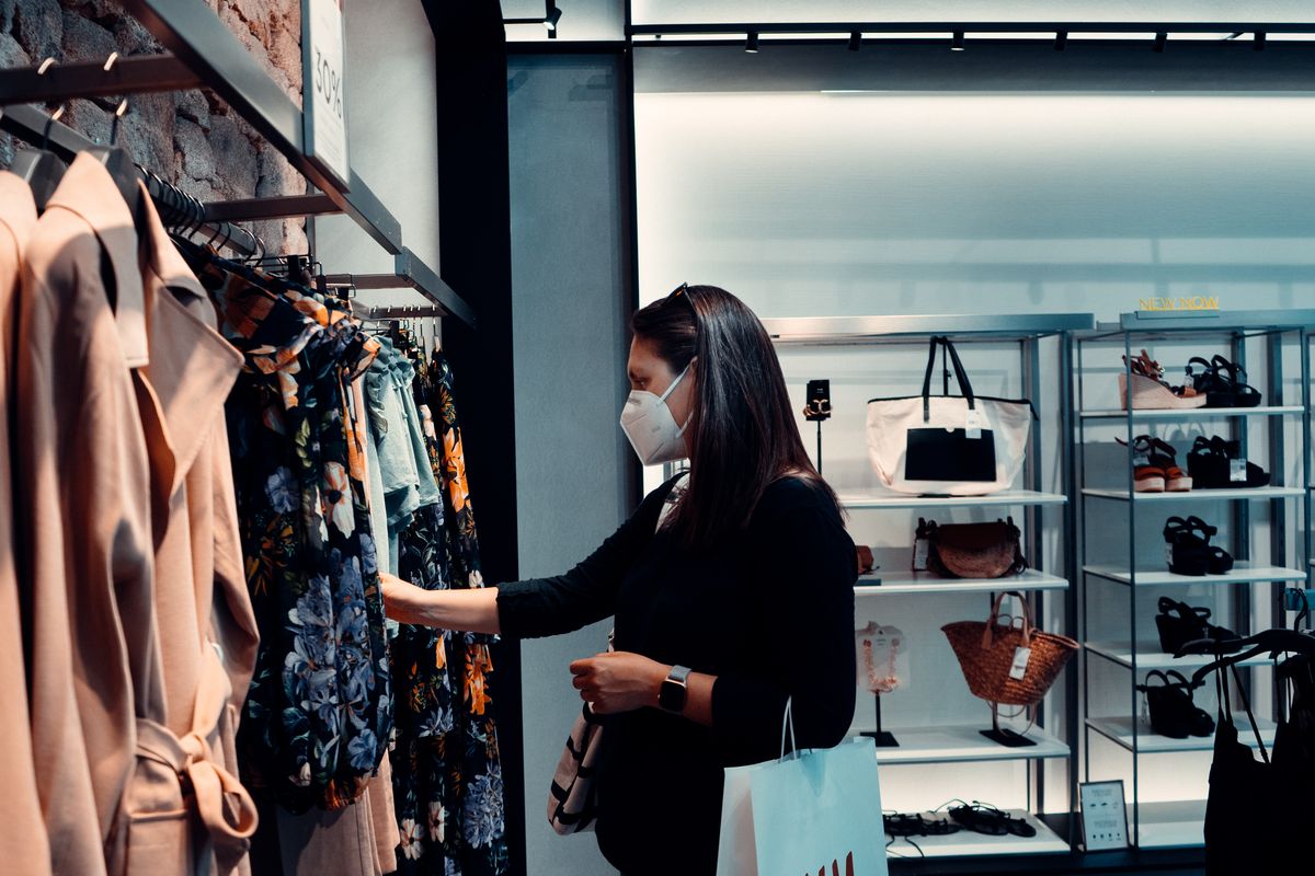 Desainer Defria Kirana Ungkap Tren Warna Cerah & Sustainable yang Akan Booming