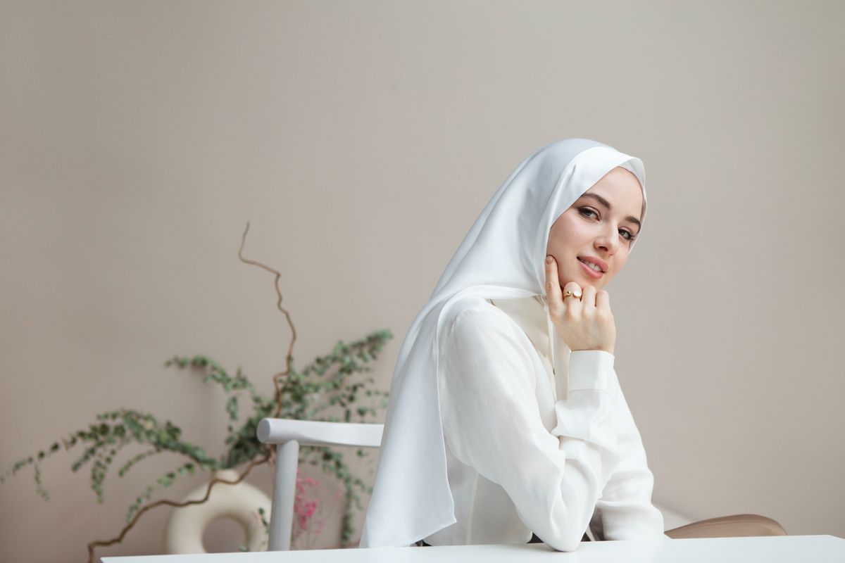 7 Rekomendasi Warna Hijab yang Cocok dengan Undertone Kulit, Dijamin Stylish!