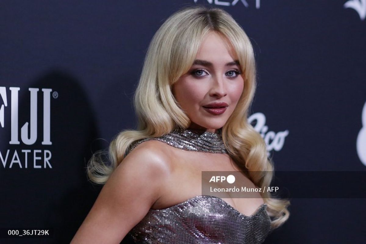 Sabrina Carpenter Raih 6 Nominasi Grammy 2026, Tampil Memukau dengan Gaya Khas di Panggung Konser