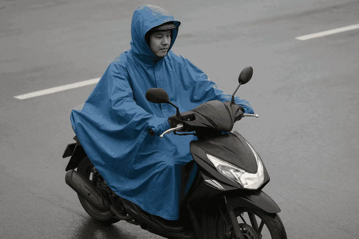 Waspada! Bahaya Tersembunyi Jas Hujan Ponco bagi Pengendara Motor