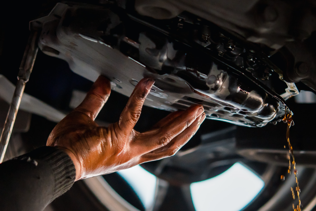 5 Dampak Buruk Sering Ganti Oli Mesin Mobil & Solusi Terbaiknya