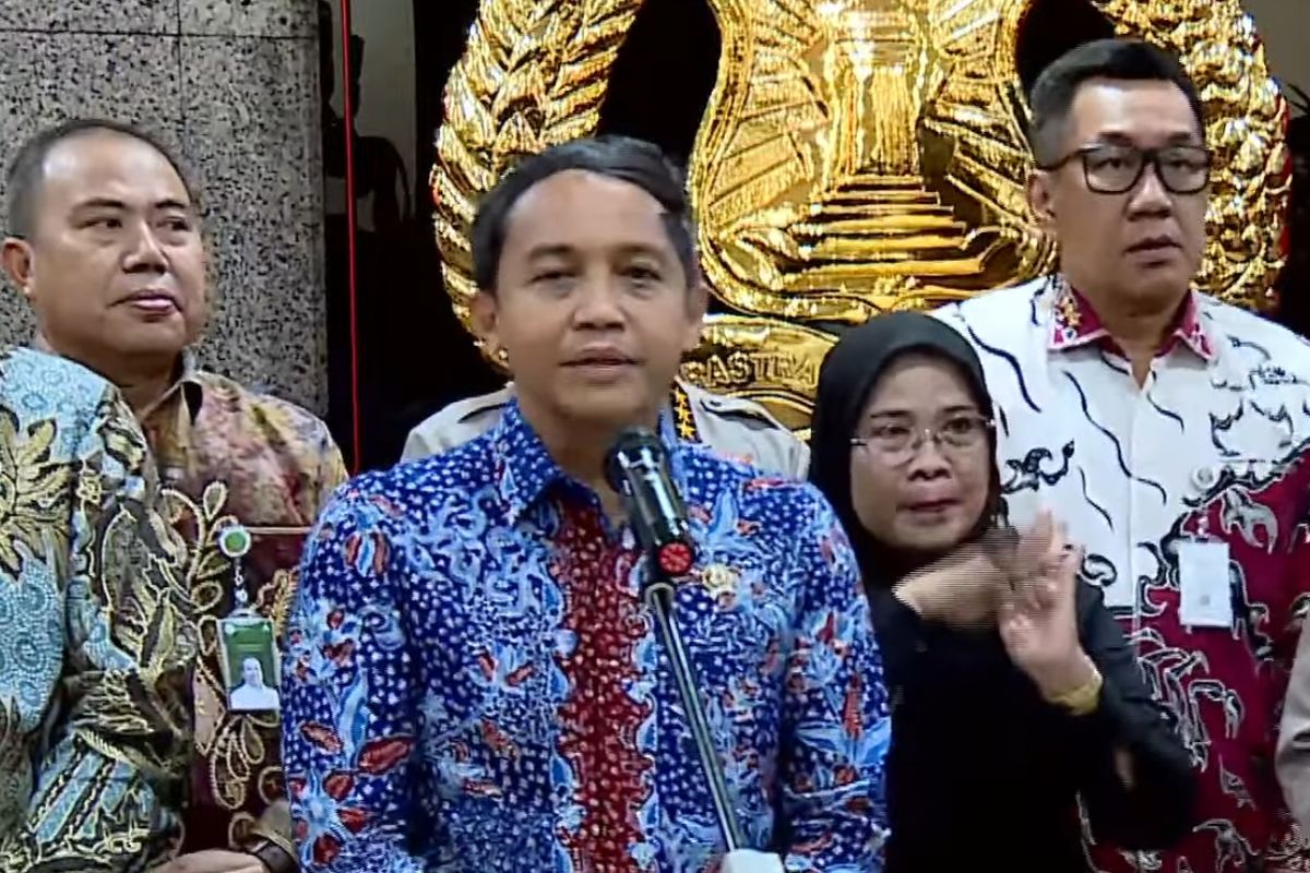 Raja Juli Janji Evaluasi Total Tata Kelola Hutan Pasca Banjir Beruntun di Sumatera