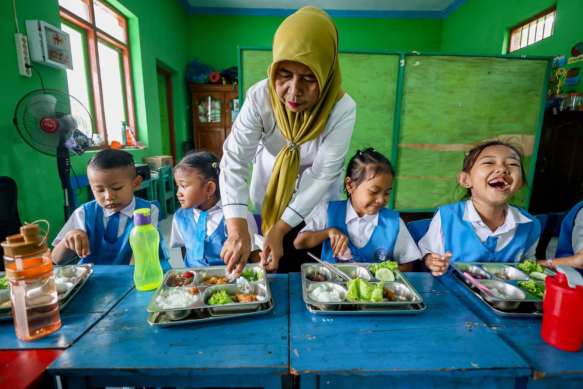 Regulasi Dipermainkan di Meja Politik