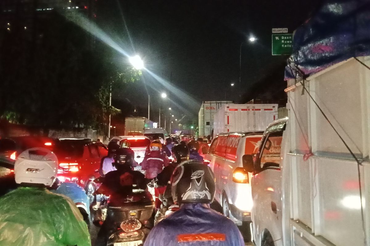 4 Km 4 Jam Terjebak Macet Maut di Cengkareng!