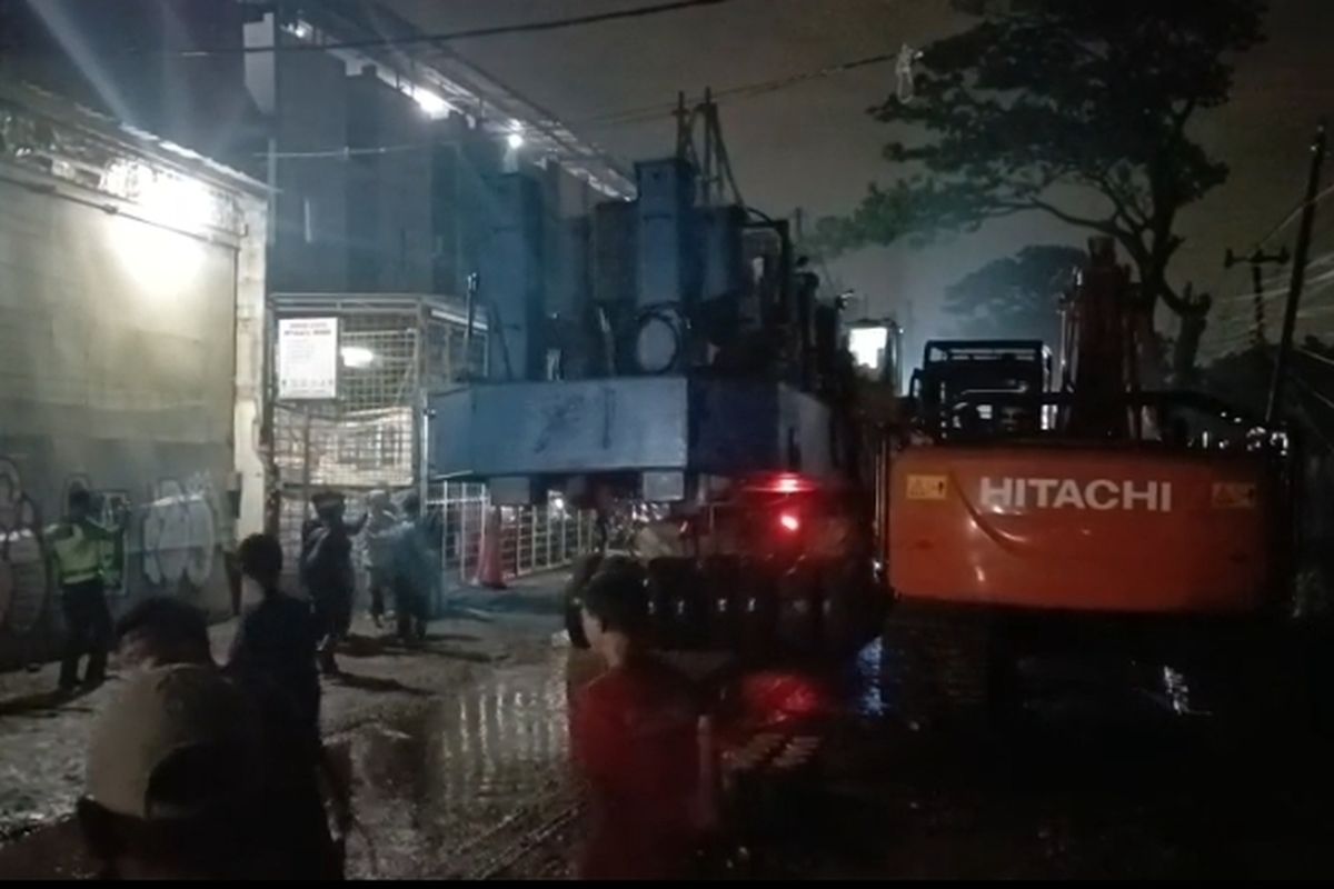 Truk Anjlok Penyebab Macet di Cengkareng Akhirnya Dievakuasi Setelah Berjam-jam