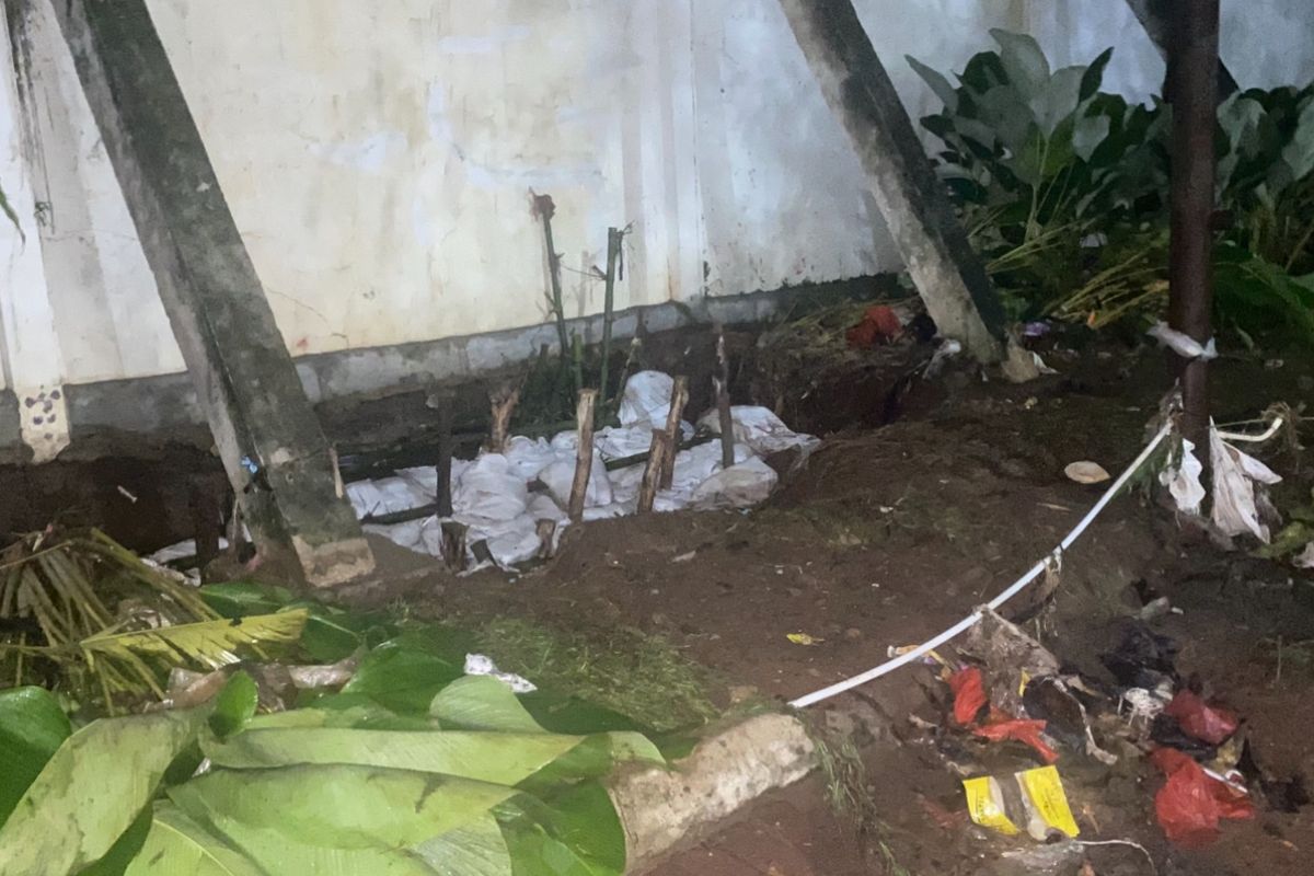 Tanggul Jebol di Kemang Ditambal Darurat dengan Karung Pasir, Warga Waspada!