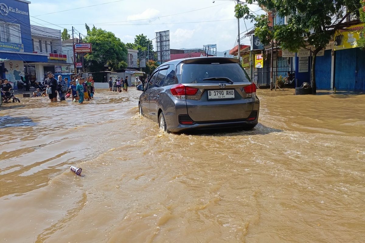 5 Komponen Mobil yang Harus Dicek Setelah Terendam Banjir – Jangan Sampai Terlewat!