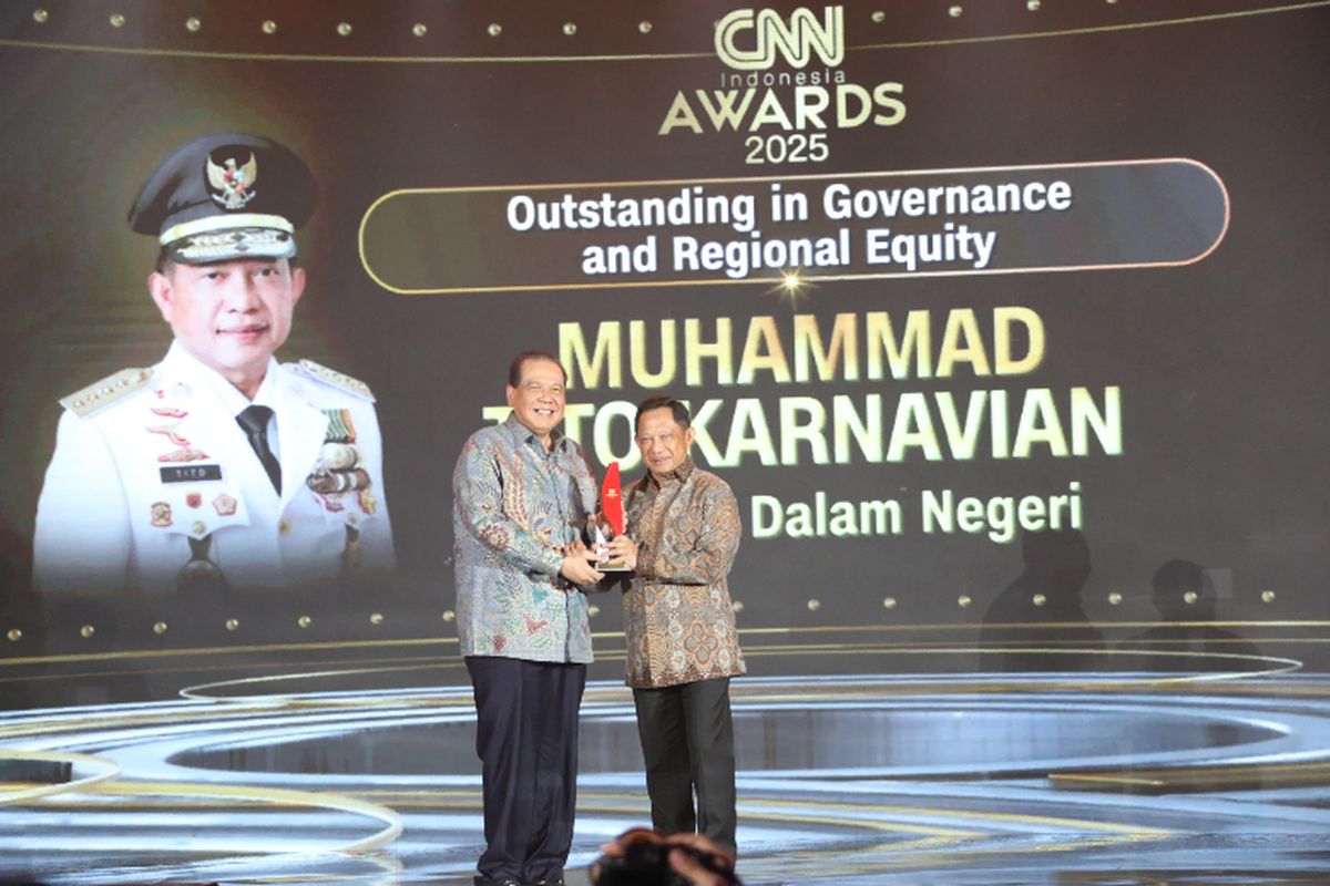 Mendagri Terima Penghargaan Bergengsi CNN Indonesia Awards 2025