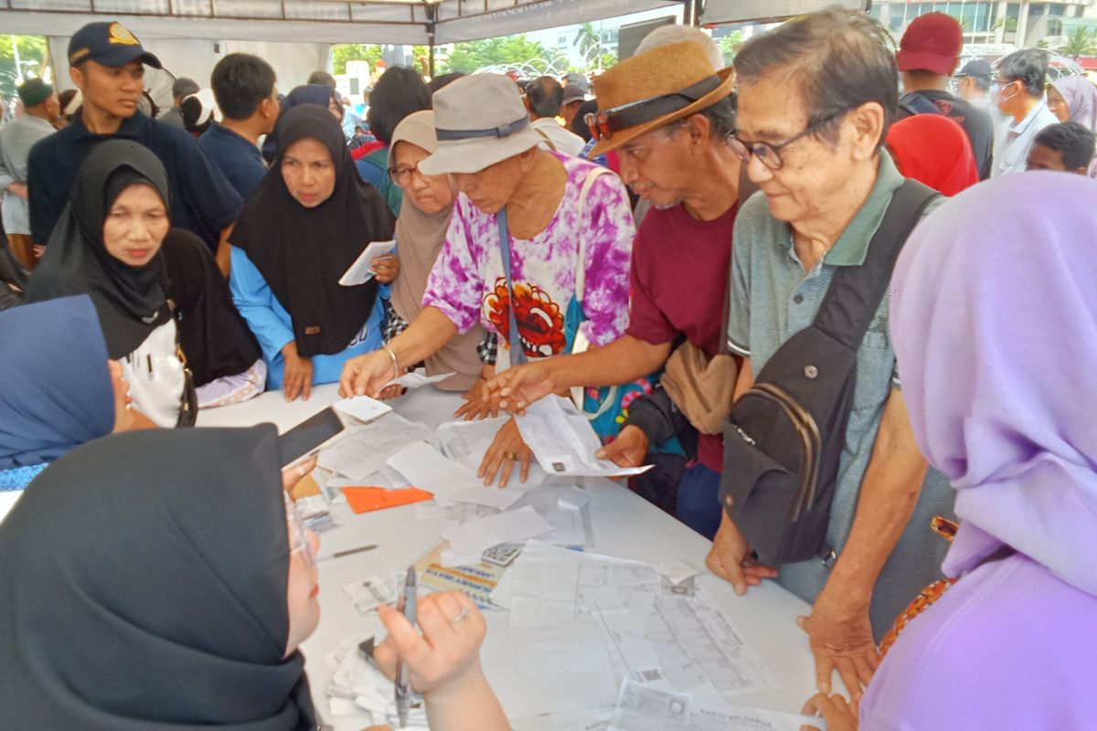 Lansia Rela Antre Panjang di Terik Matahari Demi Kartu Transportasi Gratis