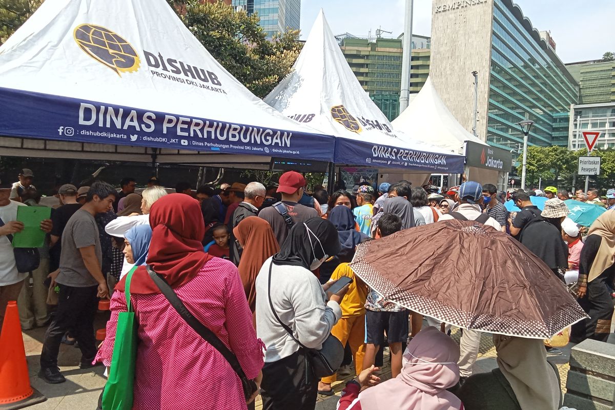 Kisah Pilu Lansia Antre Berjam-jam Demi Kartu Transportasi Gratis: Dilempar dari Satu Lokasi ke Lainnya