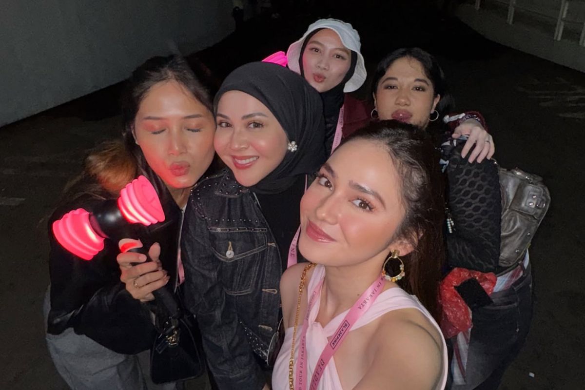 13 Gaya Seru Seleb Indonesia Nonton Konser BLACKPINK di Jakarta, Aurel Tampil Stylish dengan Baju Arsy