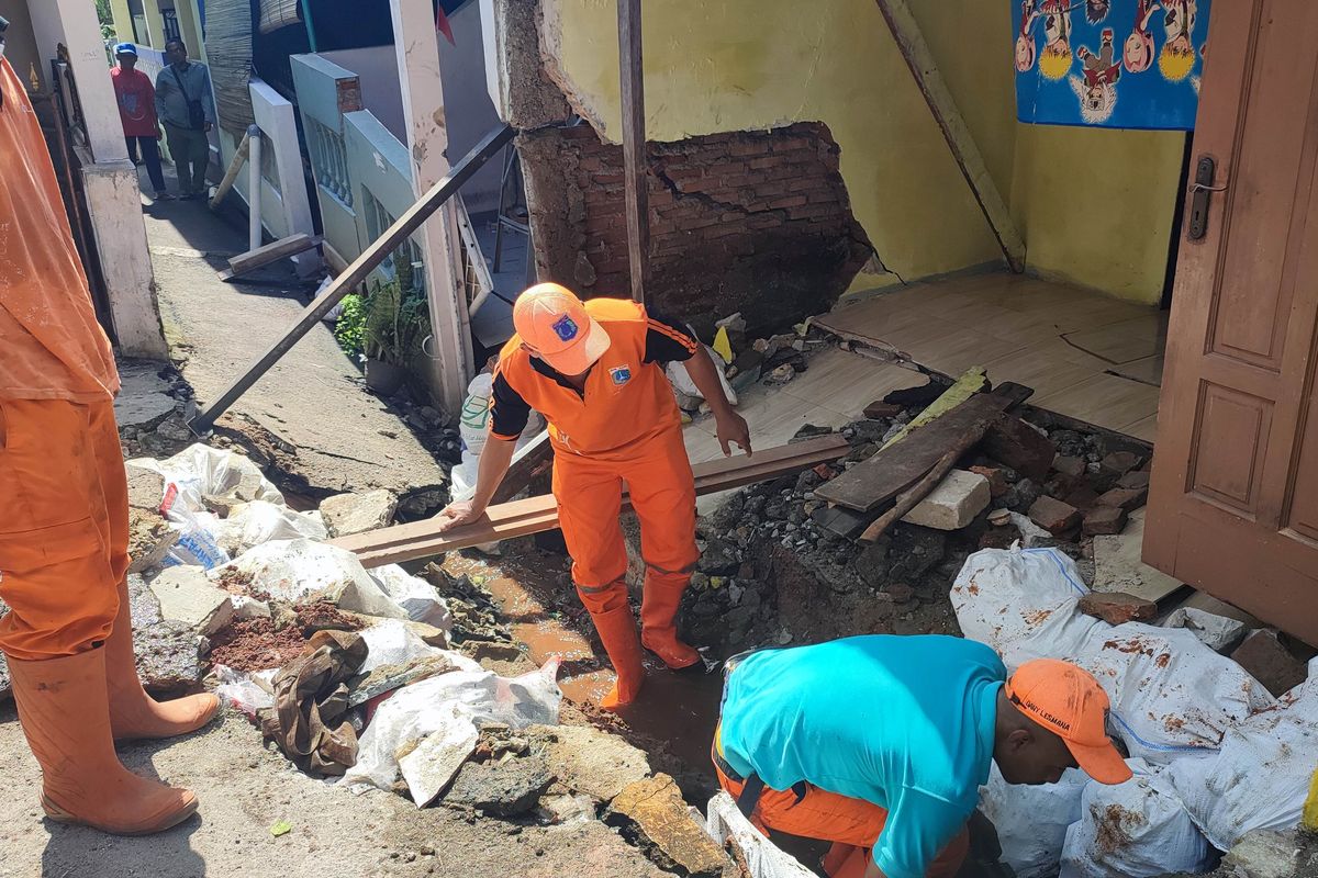 Lurah Makasar Gandeng PMI & Baznas Perbaiki Rumah Warga Ambles di Jaktim