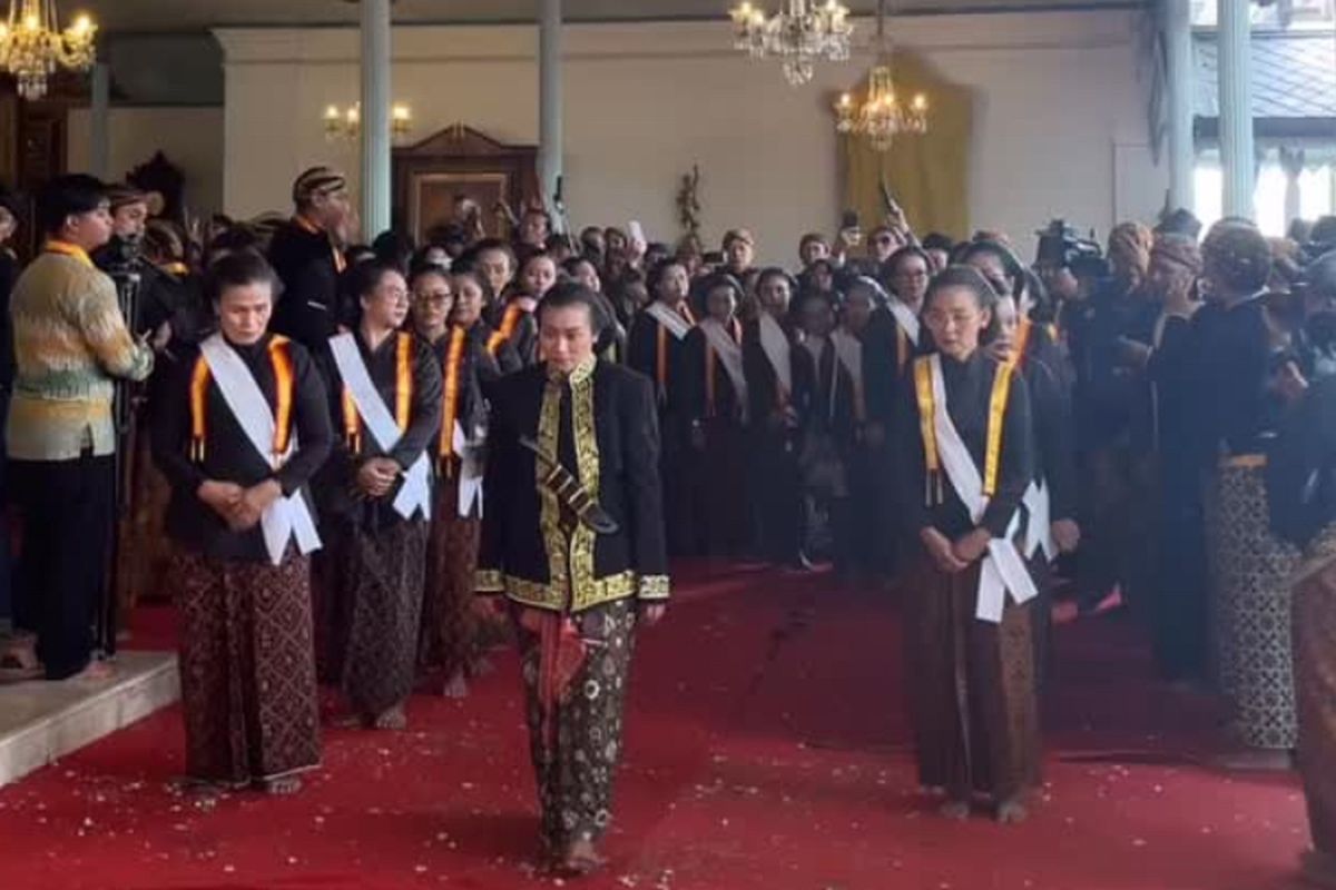 Misteri di Balik Tradisi Perempuan Pakai Rok Saat Melayat Pakubuwono XIII – Ini Penjelasan Ahli!