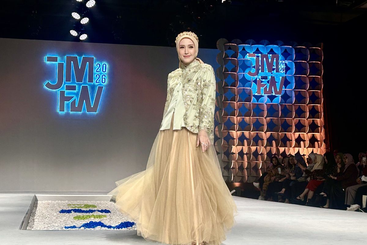 Adelia Pasha Memukau dengan Gaya Modest Elegan di Jakarta Muslim Fashion Week 2026