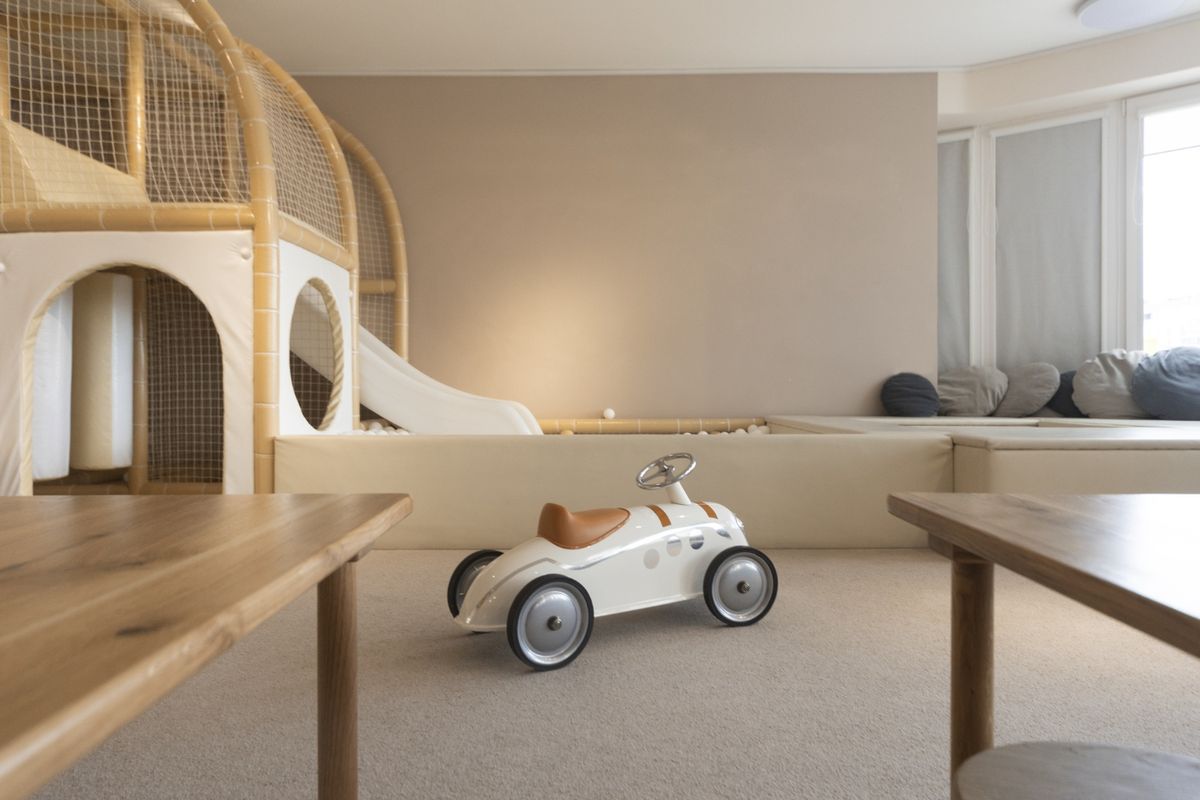 5 Manfaat Psikologis Warna Cerah di Kamar Tidur Anak yang Netral