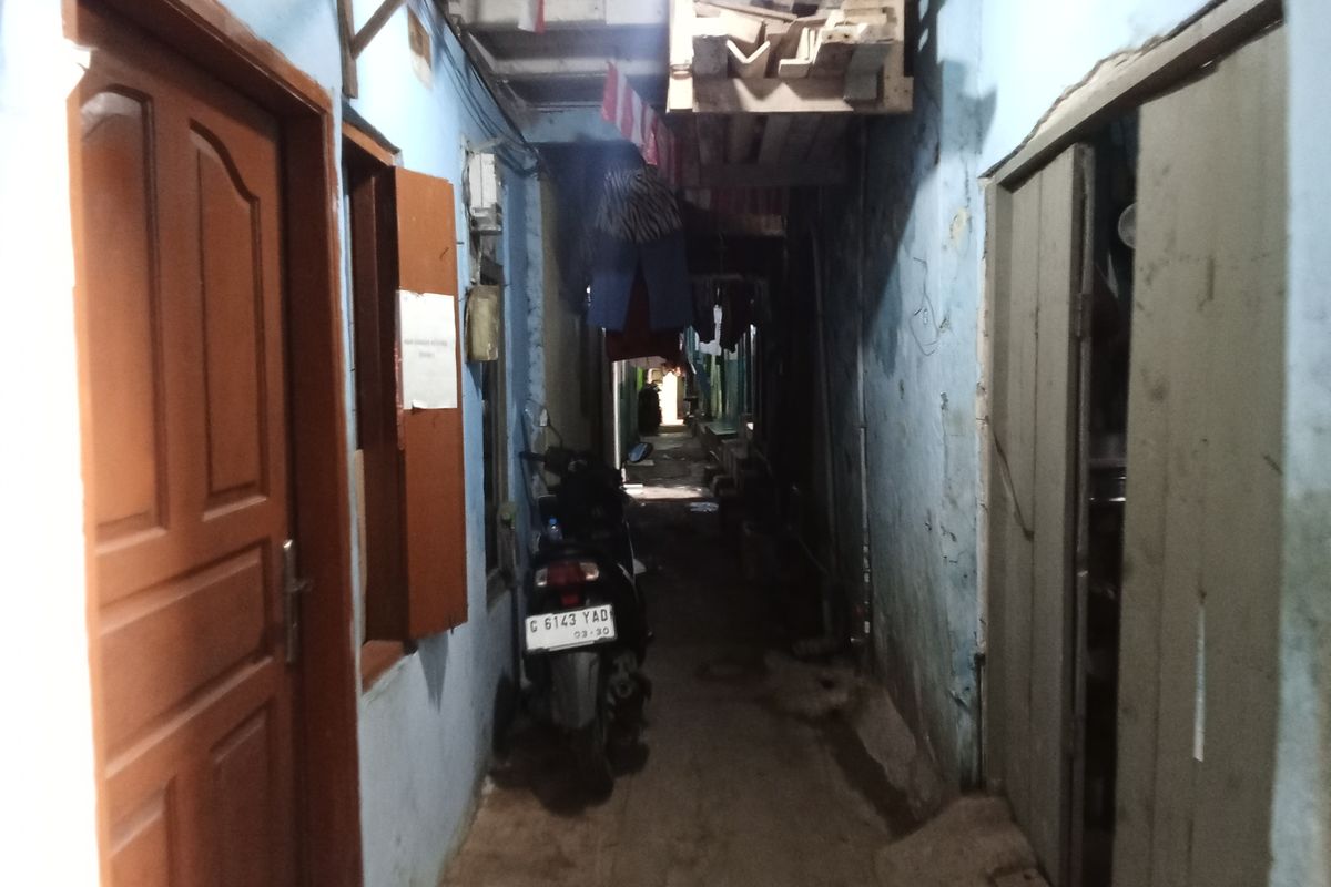 Permukiman Padat yang Gelap Tanpa Sinar Matahari