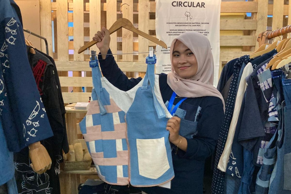 Vest Unik dari Limbah Tekstil & Plastik Pantai Berubah Jadi Tote Bag Kekinian