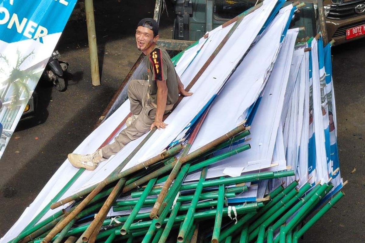 Satpol PP Tangsel Gencarkan Razia, 40 Reklame Liar Dibongkar & Denda Capai Rp50 Juta!