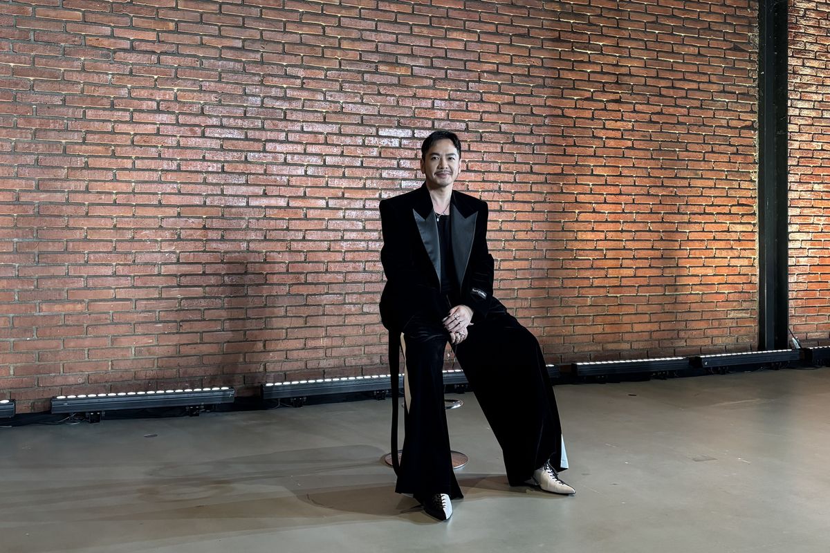 5 Tips Tampil Unik ala Desainer Harry Halim dengan Gaya Tone-on-Tone yang Menawan