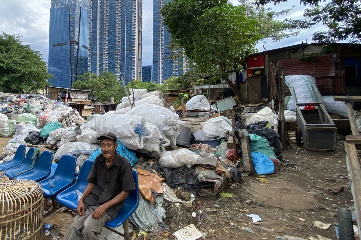 Kehidupan Tersembunyi Kampung Pemulung di Balik Kemegahan Pencakar Langit Jakarta