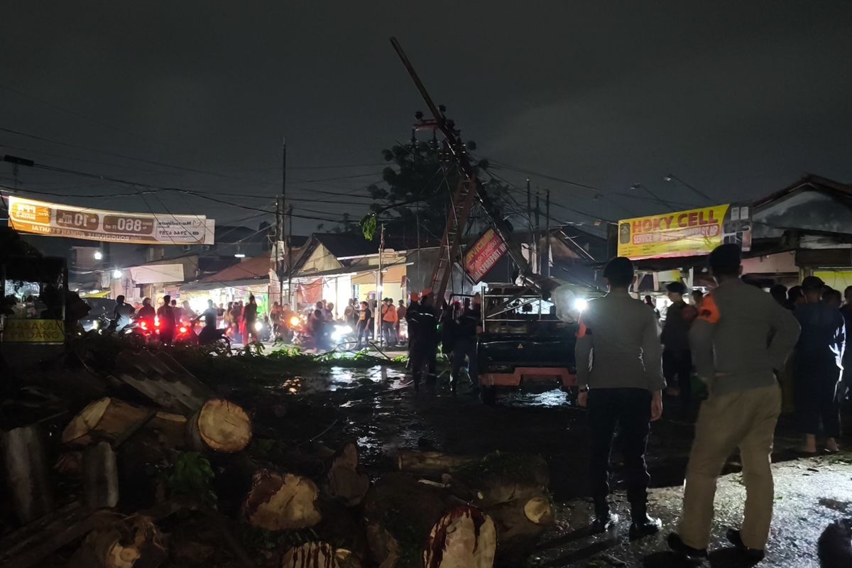 Evakuasi Pohon Tumbang di Ciputat Masih Berlangsung, Lalu Lintas Jalan Aria Putra Dialihkan Sementara