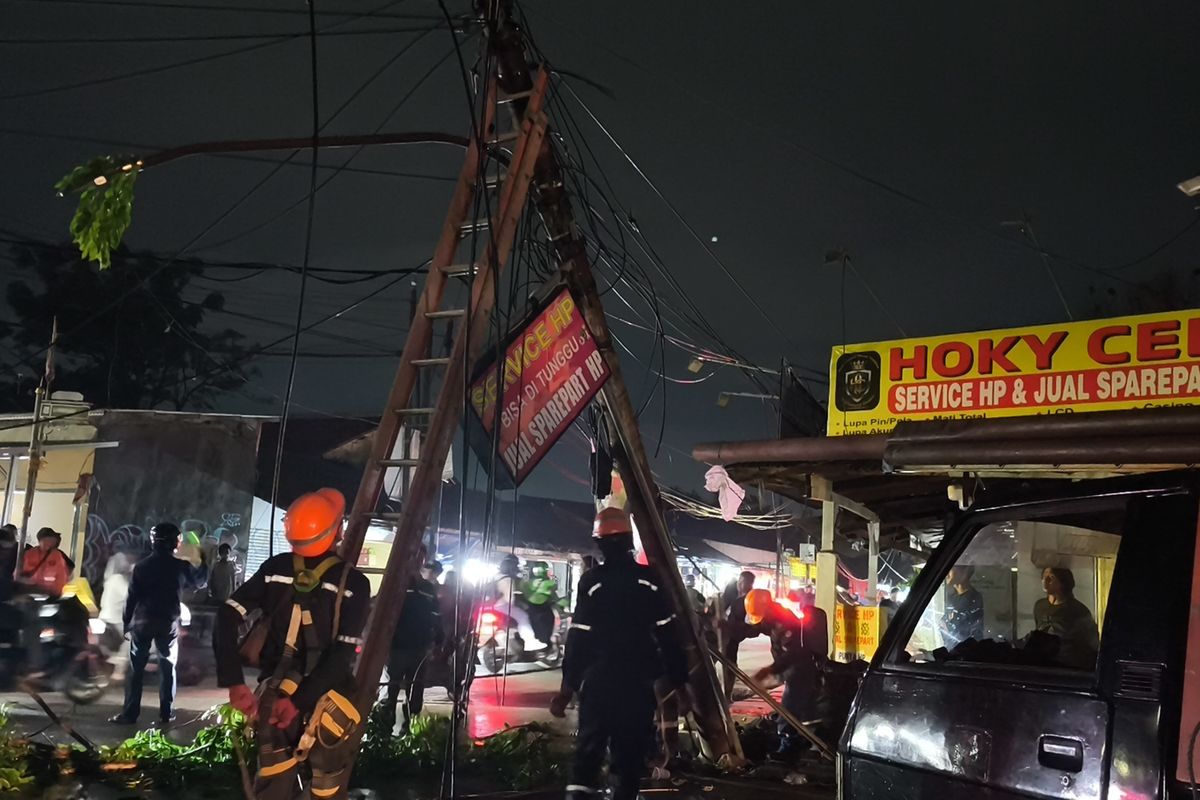 Listrik Padam di Aria Putra Ciputat Akibat Pohon Tumbang, PLN Segera Pasang Tiang Baru