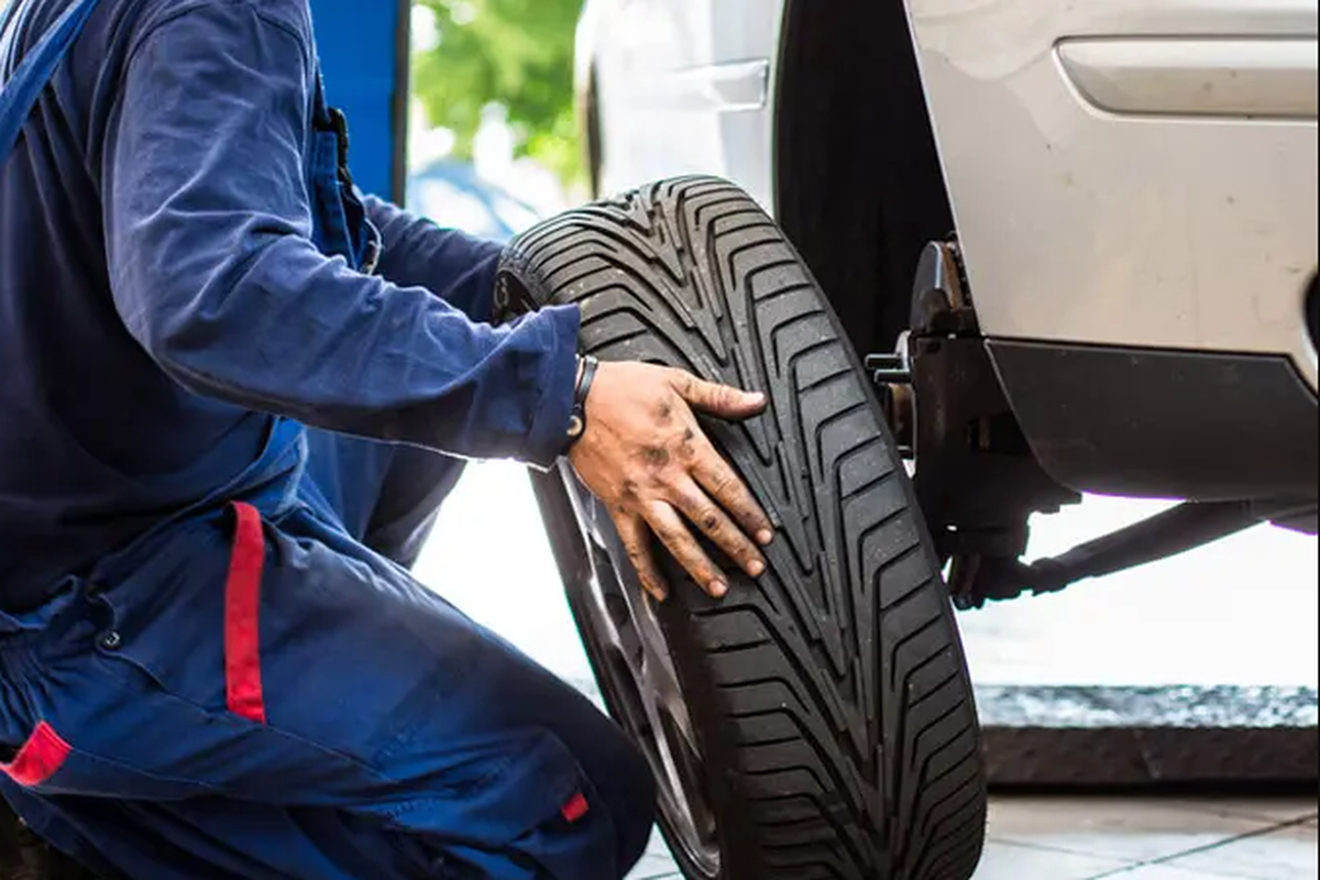 5 Penyebab Roda Mobil Sulit Dilepas & Cara Mengatasinya dengan Mudah!