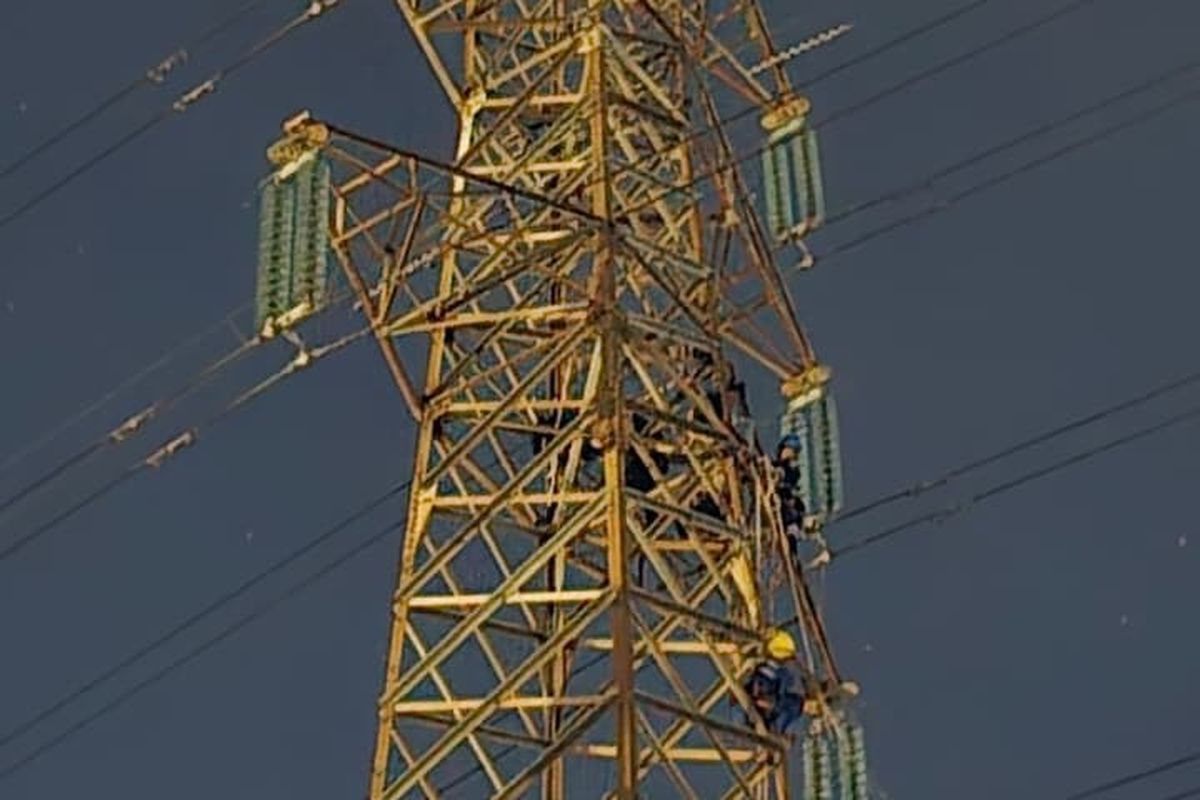 PLN Selidiki Kabel SUTT Putus Picu Kebakaran 50 Rumah di Jatipulo, Begini Kronologinya!