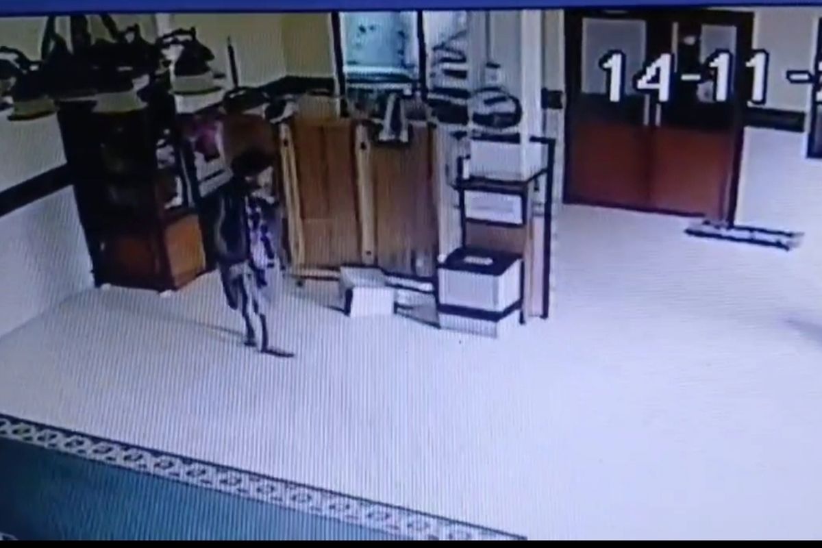 Pria Nekat Curi Kotak Amal Rp 10 Juta di Duren Sawit, Aksi Terekam CCTV!