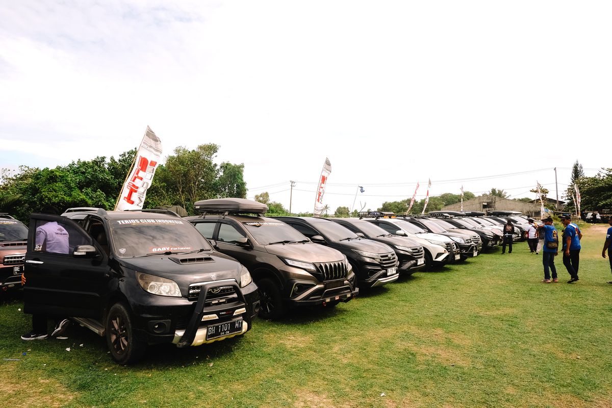Daihatsu Terios Memeriahkan Pantai Kedu Warna di Jamnas TCI 2025 dengan Ratusan Mobil