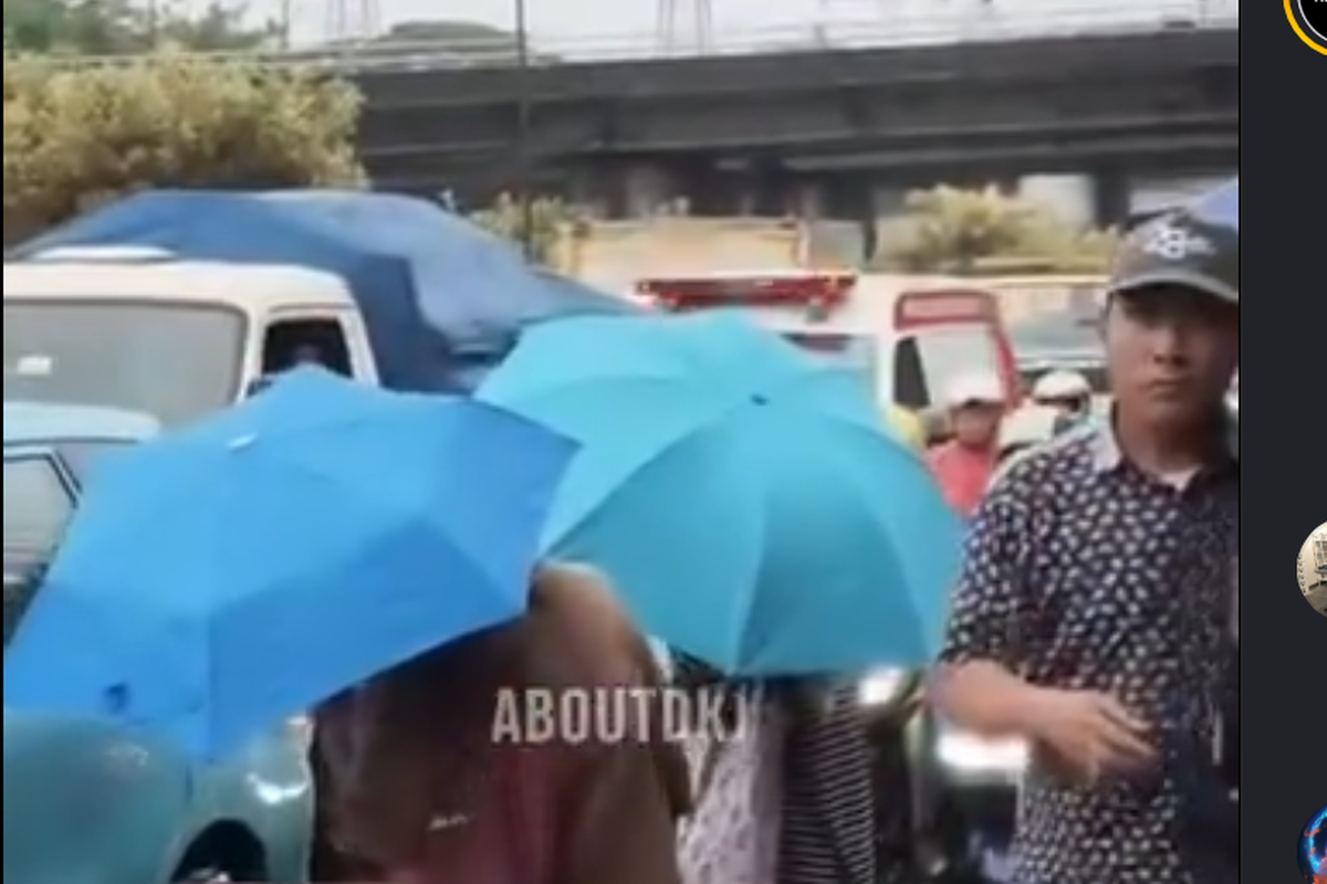 Macet Parah di Cawang Pasca Banjir, Jalan Rusak Akibat Galian Masih Belum Diperbaiki