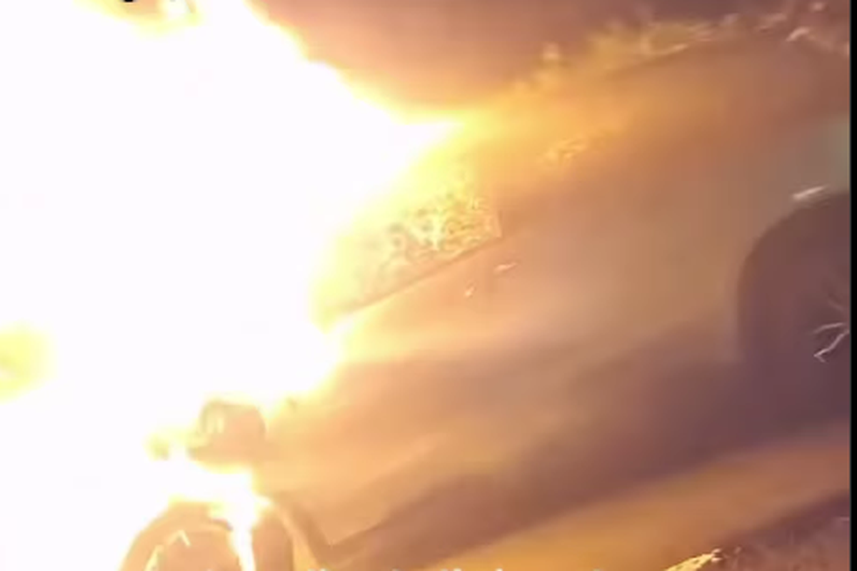 Mobil Terbakar di Tol Slipi Jakarta, Lalu Lintas Macet Parah!