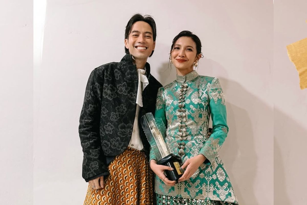 Vidi Aldiano & Sheila Dara Tampil Etnik nan Memukau di Piala FFI 2025