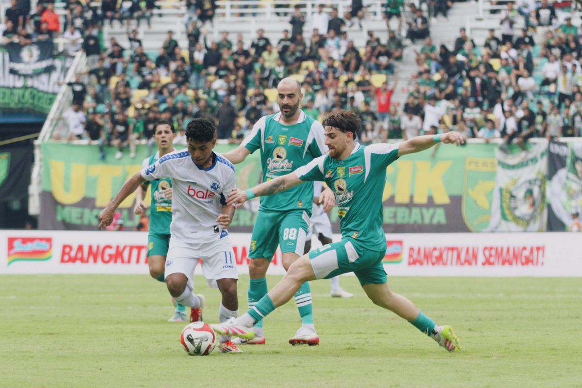 Persebaya vs Arema FC Berakhir 1-1: Drama Gol Bunuh Diri dan Kartu Merah Warnai Laga