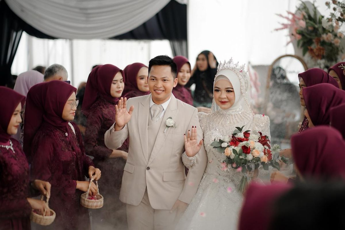 Romantis! Kisah Cinta Hesti & Erdin Dimulai dari Kursi Berdampingan di Kereta